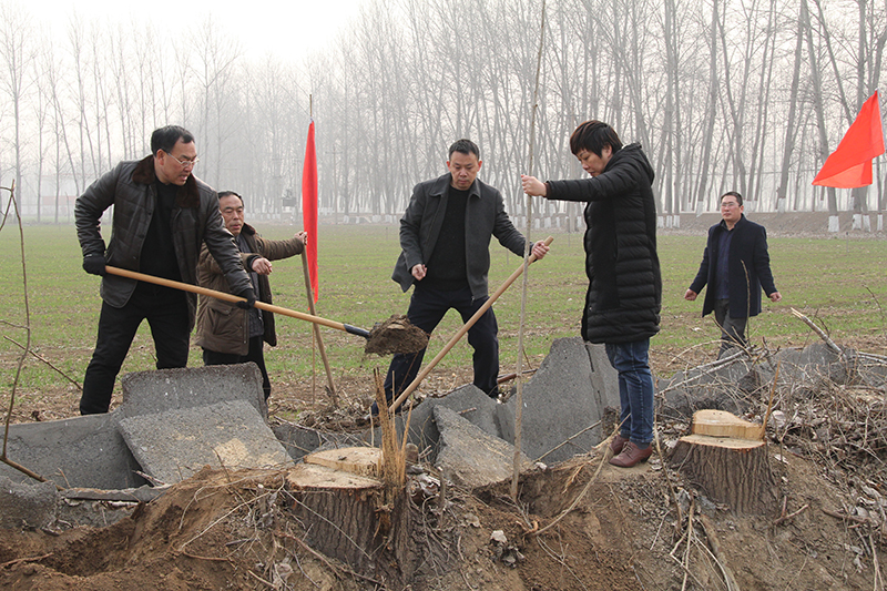 博農(nóng)集團(tuán)領(lǐng)導(dǎo)、基層黨政負(fù)責(zé)人等同志積極參加植樹活動(dòng)